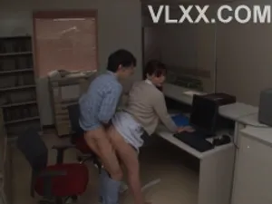 Sự cám dỗ tuyệt vời của người đẹp nhỏ nhắn với bộ ngực đẹp, bộ ngực cương cứng lớn của cô ấy thật quyến rũ và thân hình hoàn hảo, cô bé sạch sẽ của cô ấy nghe theo chỉ dẫn của người bạn sói để thể hiện nhiều thứ khác nhau, và cô ấy đưa mông ra để quyến rũ người bạn sói quan hệ tình dục với cô ấy!