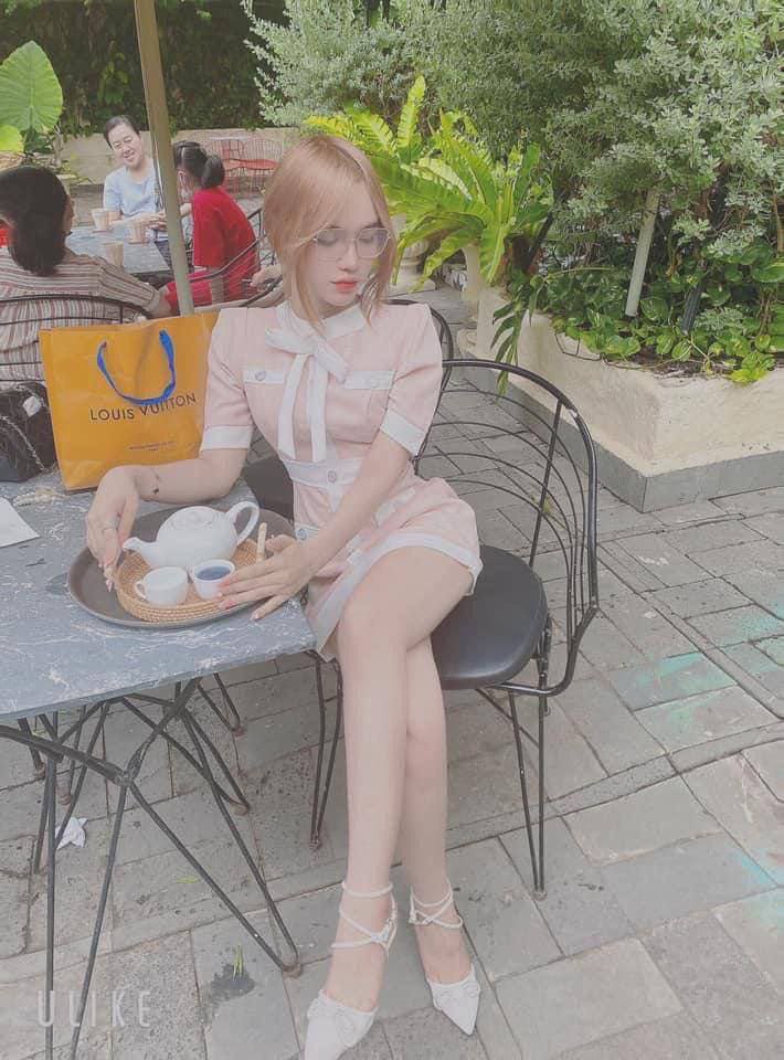 Chịch trên bàn làm việc [Sư tỷ Shiqi] Quần bó gợi cảm, quỳ trên bàn lắc hông đào, ôm eo thon đứng từ phía sau, tư thế cưỡi ngựa quá gợi cảm