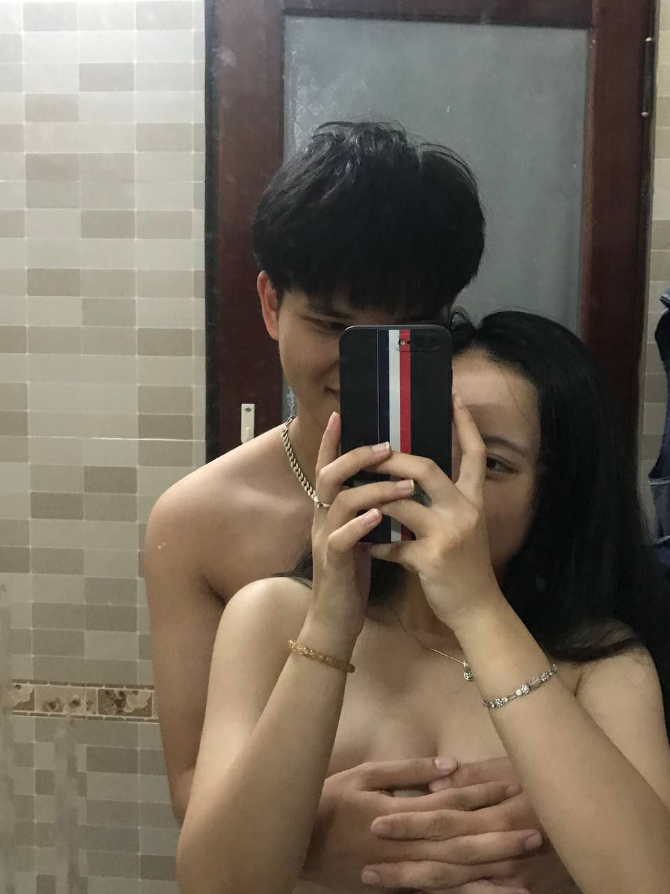 Ngực săn chắc cúp C! Vòng eo thon gọn không còn mỡ thừa! Phòng tắm ướt át và thủ dâm, ngồi trên một chiếc ghế dài nhỏ với một máy rung cắm vào lỗ, cưỡi một con cặc giả, hai bộ ngực lớn rung lắc quá hấp dẫn